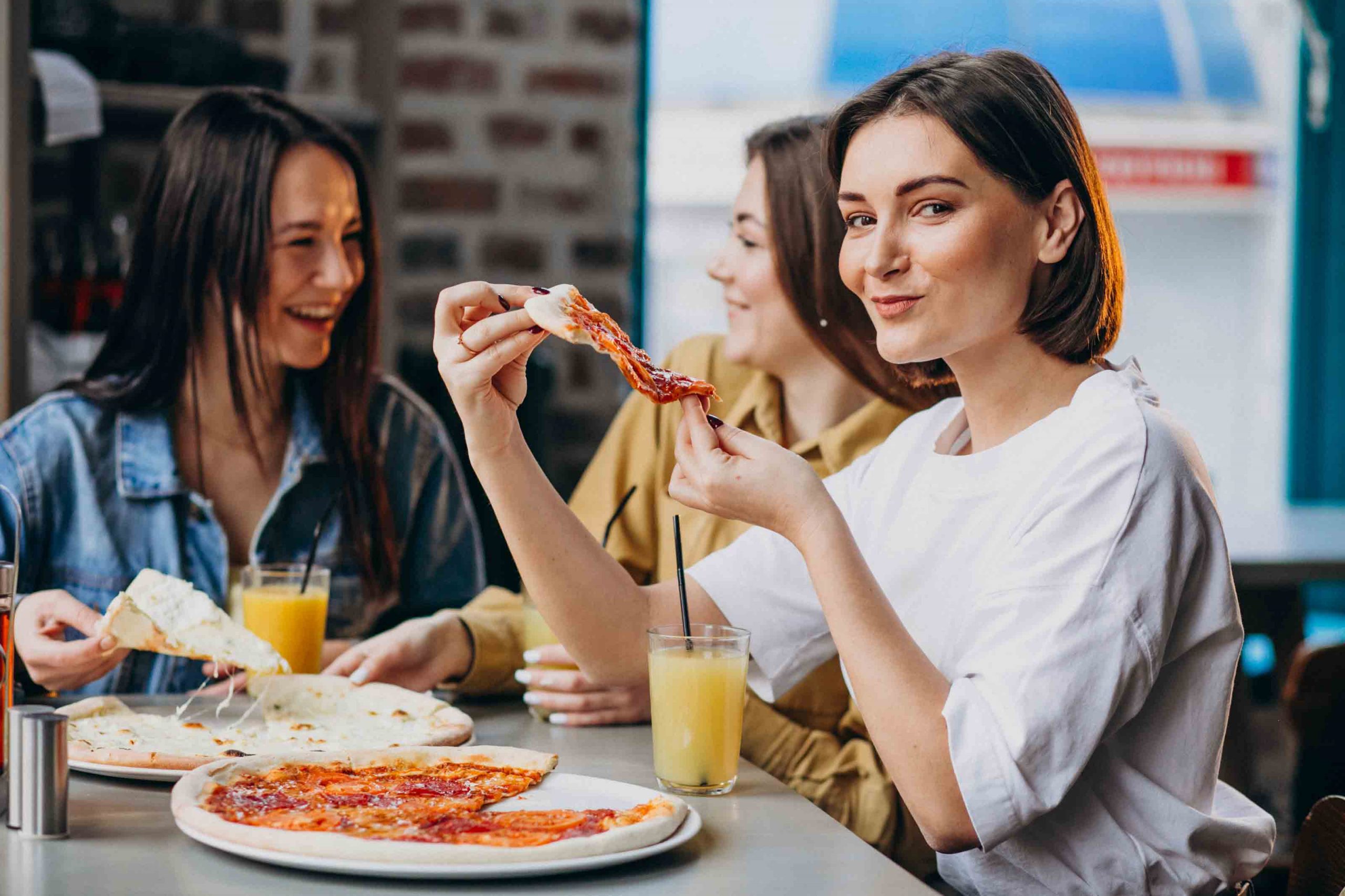 Speaking exams. Подруги с пиццей. Три подруги в кафе. Фотографии для описывания. Пицца в кафе с подругой.