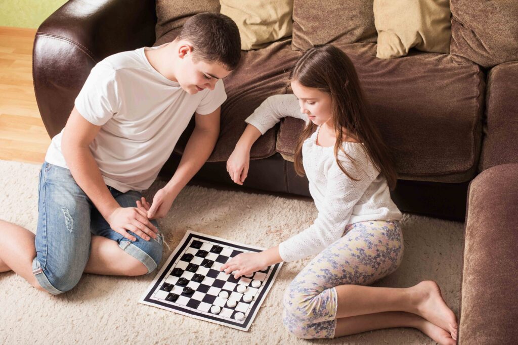мальчик и девочка играют в карты видео