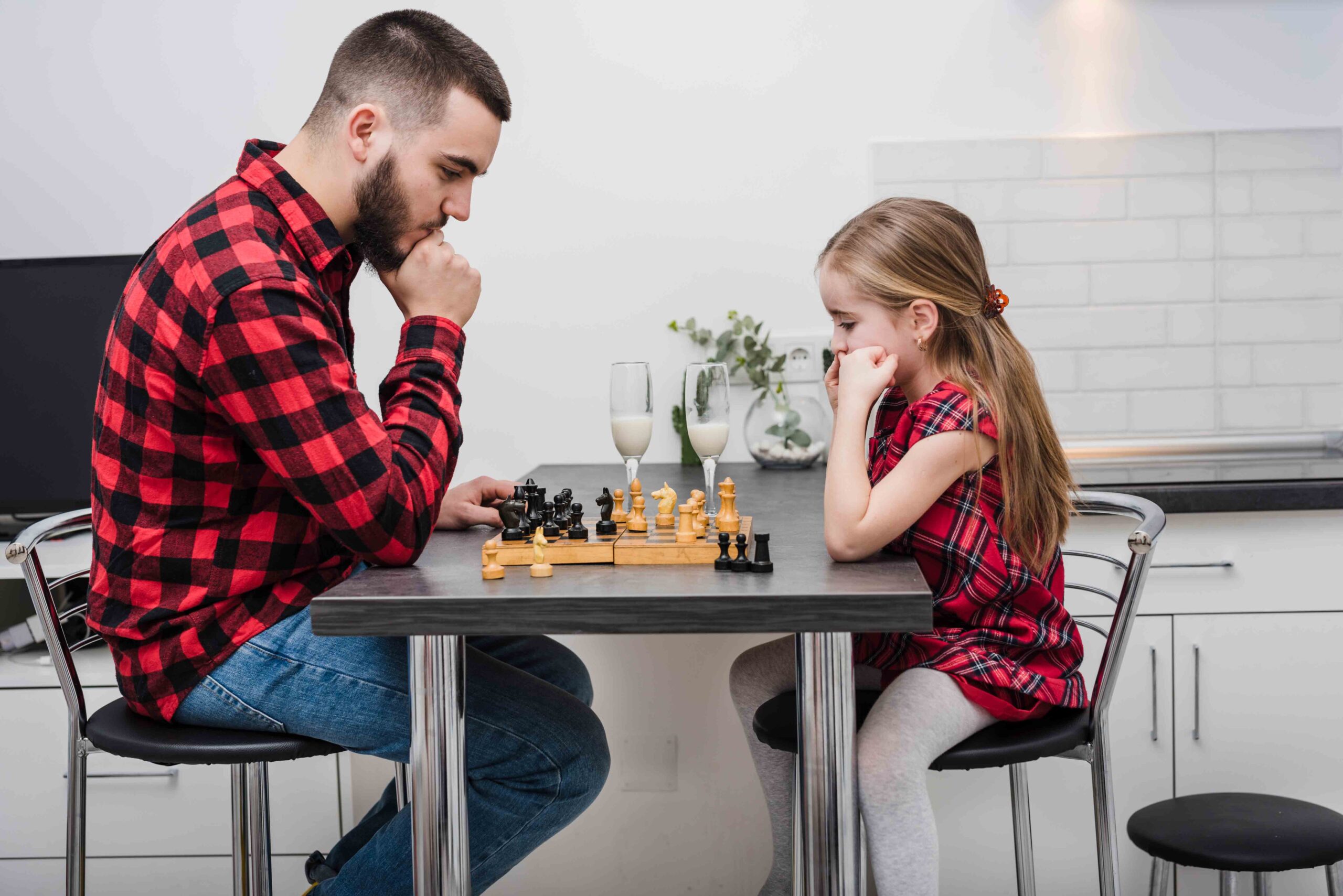 Папа играет в шахматы. Отец и дочь играют в шахматы. Шахматы для детей. Папа с дочкой играют в шахматы. Семейная игра в шахматы.