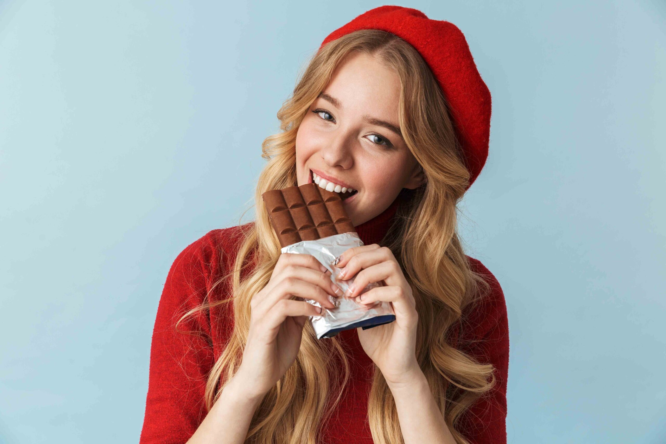 She s wearing her red. Девочка рыжая с шоколадом. Заедать стресс конфеткой. Шоколадки стресс. Заесть эмоции сладким.